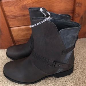 New teva grey waterproof leather boots size 9